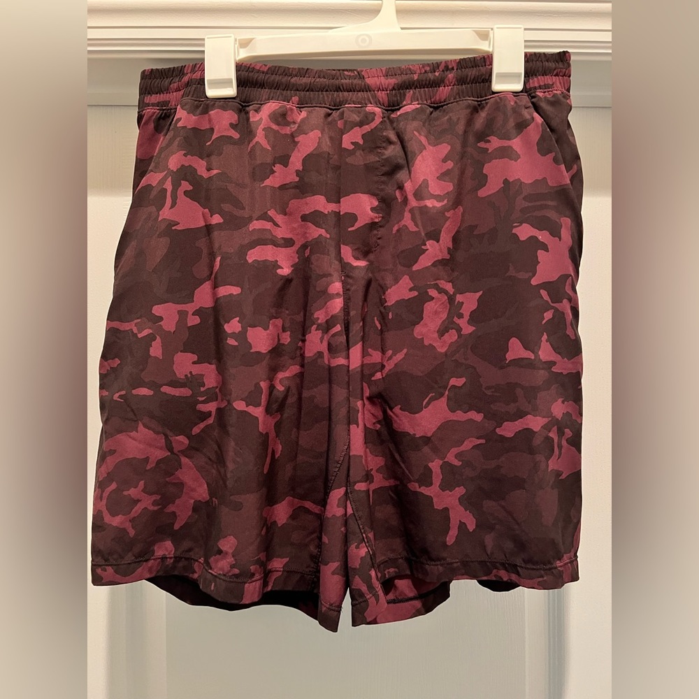 Mens XL Lululemon Pacebreaker Shorts - 9” inseam. Cool Red Camo Print!